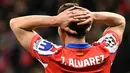 Ekspresi kecewa pemain Atletico Madrid, Julian Alvarez setelah penaltinya dianulir oleh wasit pada laga leg 2 babak 16 besar Liga Champions 2024/2025 melawan Real Madrid di Metropolitano Stadium, Madrid, Spanyol, Kamis (13/03/2025). (AFP/Javier Soriano)