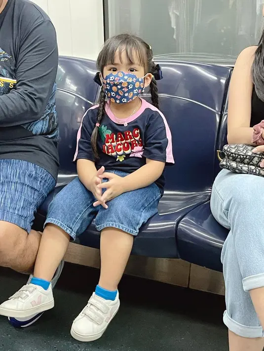 Briel tampak santai menikmati momen naik MRT. Dari beberapa potret yang dibagikan, Momo terlihat menyambangi beberapa tempat permainan. [Instagram/therealmomogeisha]