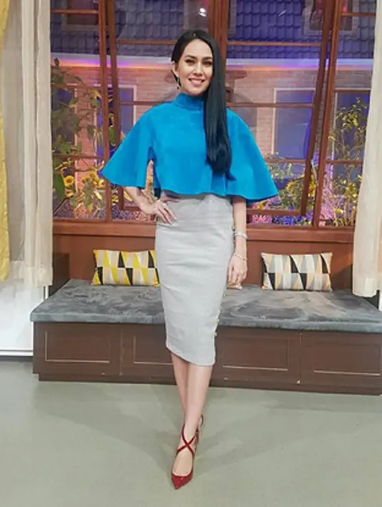 Ketidakhadirannya di dunia hiburan selama beberapa waktu belakangan, diakui Kartika bahwa dirinya saat itu sedang menjalani hubungan dengan seorang pria. Di mana saat itu ia berusaha mengubah dirinya demi sang kekasih. (Instagram/kartikaputriworld)