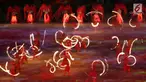 Penari membawakan Tari Bali dengan menyalakan api saat pembukaan Asian Games 2018 di Stadion Gelora Bung Karno, Senayan, Jakarta, Sabtu (18/8). Penampilan sejumlah tarian Nusantara membuat penonton terpukau. (Liputan6.com/Fery Pradolo)