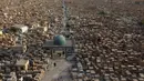 Pemandangan pemakaman Wadi al-Salam dari atas, terlihat di Najaf, selatan Baghdad, Irak, 3 Agustus 2016. Pemakaman seluas 1.485,5 hektar sudah ada sejak 1.400 tahun lalu. (REUTERS/Alaa Al-Marjani)