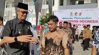 General Manager Operasional Kospin SMS Cirebon Ridwan Fariduddin saat menerima penghargaan penggerak koperasi 2024 dari PJ Wali Kota Cirebon Agus Mulyadi. Foto (Liputan6.com / Panji Prayitno)