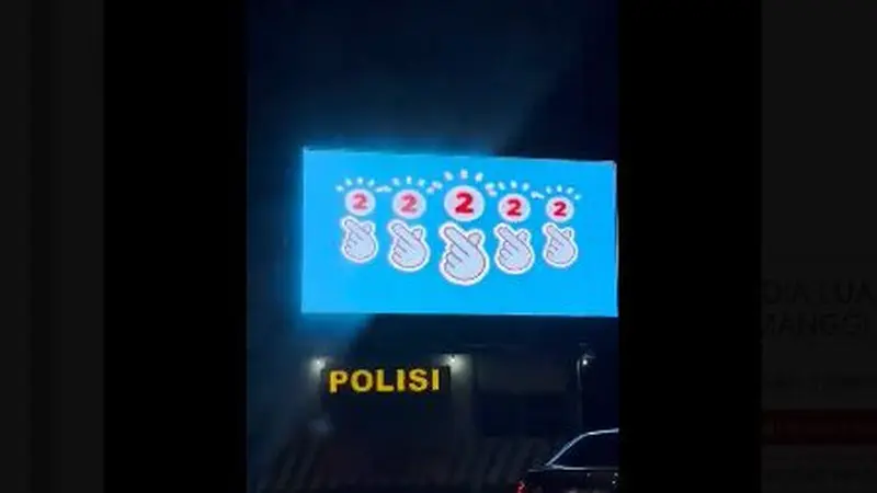 Videotron di Pos Lalu Lintas simpang susun Semanggi menayangkan iklan capres-cawapres.