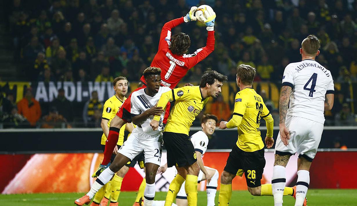 Kiper Dortmund, Roman Weidenfeller, duel udara dengan pemain Tottenham. Kedua tim akan bertemu lagi pada leg kedua di Stadion White Hart Lane pada Kamis (18/3) mendatang. (Reuters/Wolfgang Rattay)