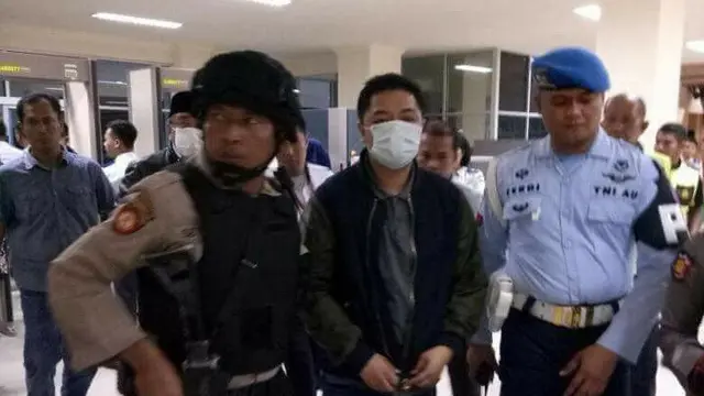 Wali Kota Kendari di Bandara Halu Oleo saat akan diterbangkan ke Jakarta