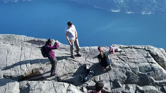Bayi merangkak di pinggir tebing Preikestolen, destinasi wisata populer di Norwegia