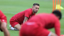 Marc Klok sedang melakukan pemanasan sebelum sesi latihan Timnas Indonesia jelang pertandingan Piala AFF 2022 melawan Kamboja di Stadion Gelora Bung Karno, Selasa (20/12/2022). (Bola.com/Abdul Aziz)