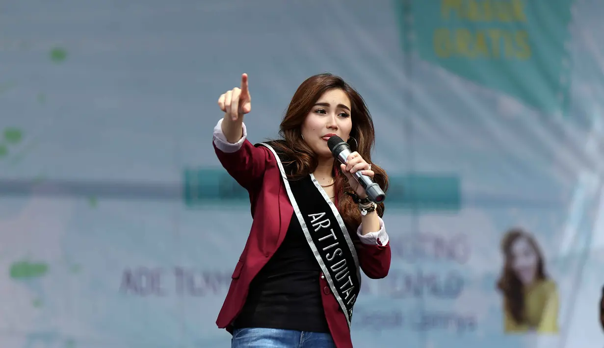 Ayu Ting-Ting tak lagi berprofesi sebagai penyanyi dangdut saja. Kini dirinya dinobatkan sebagai 'Artis Duta Pajak Kota Depok'. Penobatan tersebut berlangsung pada Sabtu (5/11), bertempat di Kantor Wali Kota Depok. (Nurwahyunan/Bintang.com)