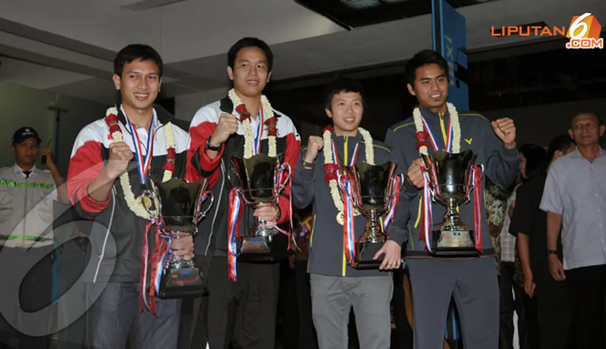 Kedua pasangan ganda juara dunia berfoto bersama usai penyambutan (Liputan6.com/ Helmi Fithriansyah).