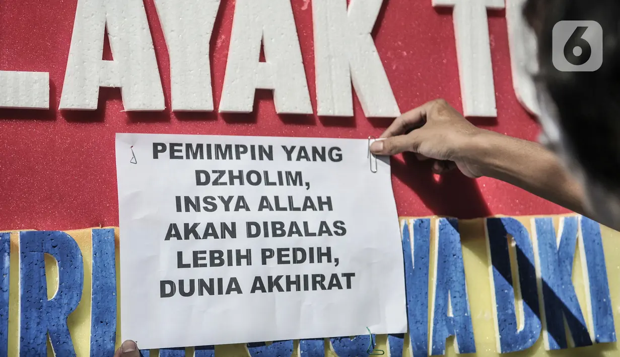 Massa dari Relawan PPDB DKI Jakarta 2020 meletakkan karangan bunga di Balai Kota DKI Jakarta, Senin (6/7/2020). Karangan bunga itu bentuk kekecewaan terhadap Gubernur Anies Baswedan dan Kadisdik DKI terkait penerimaan siswa baru Jalur Zonasi. (merdeka.com/Iqbal Nugroho)