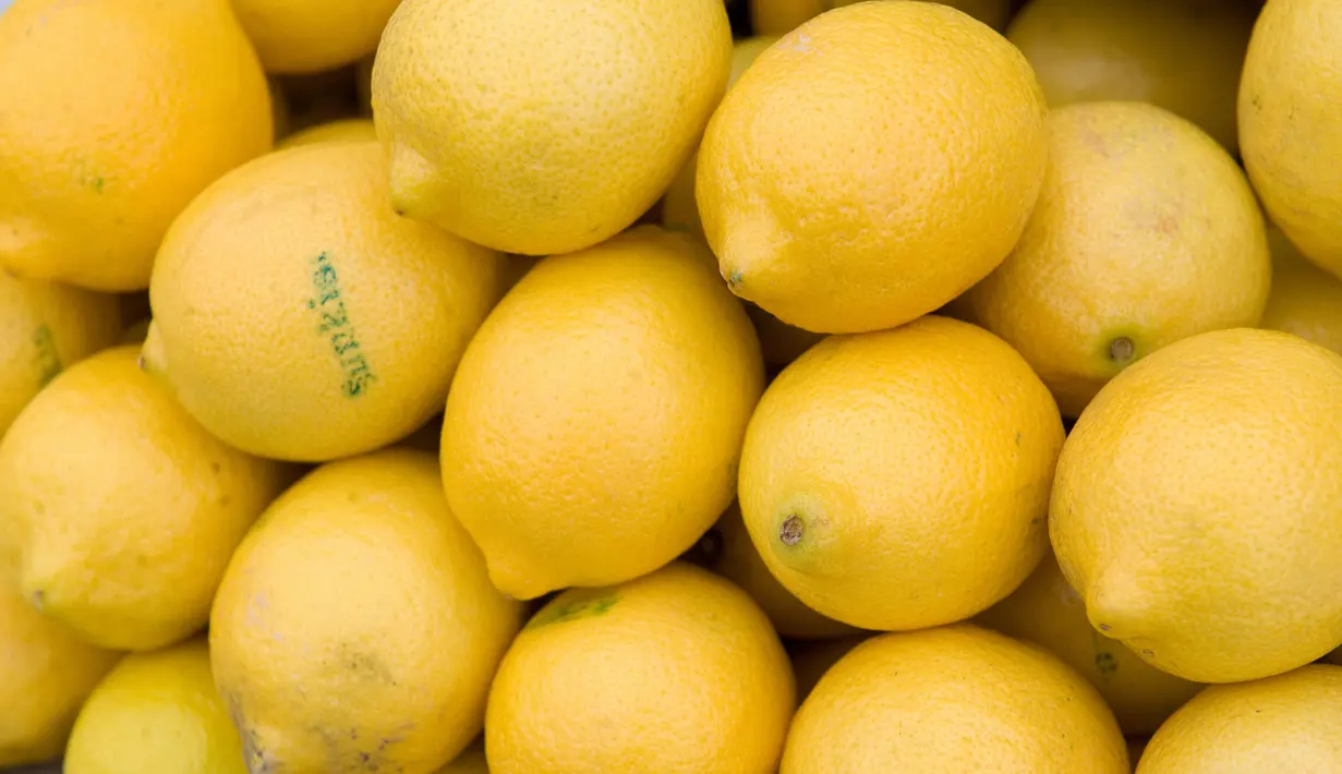 Jeruk lemon dapat mengurangi kelembaban keringat dan dapat membuat ketiak jadi lebih putih dan bersih. Oleskan jeruk lemon pada ketiak sebelum mandi, biarkan beberapa saat kemudian mandilah seperti biasanya. (SAUL LOEB / AFP / Getty Images)