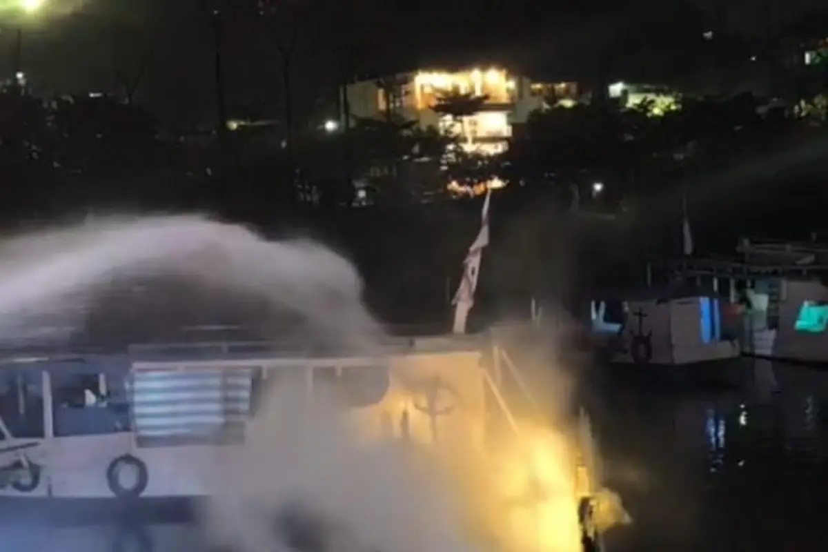 Kapal terbakar di Labuan Bajo. (Liputan6.com/Ola Keda)