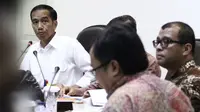Presiden Joko Widodo saat menghadiri rapat terbatas dengan sejumlah Menteri di Istana Kepresidenan, Jakarta, Rabu (11/3/2015).(Liputan6.com/Faizal Fanani)