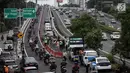 Sejumlah kendaraan melintasi flyover (jalan layang) Pancoran yang mulai dibuka untuk umum, Jakarta, Senin (15/1). Jalan layang dua lajur tersebut dibangun tepat di sebelah tol Dalam Kota dengan lebar mencapai 90 meter. (Liputan6.com/Arya Manggala)