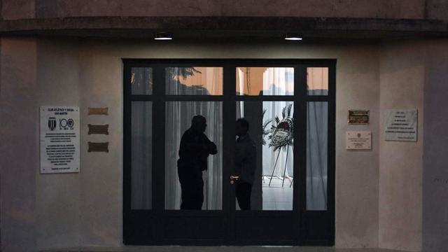 Anjing Emiliano Sala berjaga di depan lokasi pemakaman