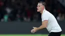 Pelatih kepala Timnas Indonesia, John Herdman memberikan instruksi ke pemainnya dalam laga semifinal FIFA Series 2026 melawan St Kitts and Nevis di Stadion Utama Gelora Bung Karno (SUGBK), Senayan, Jakarta, Jumat (27/03/2026). (Bola.com/M Iqbal Ichsan)