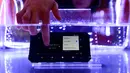 Pengunjung menguji smartphone tahan air Nomu S50 Pro dalam gelaran Mobile World Congress (MWC) 2019 di Barcelona, Spanyol, Senin (25/2). Perusahaan fokus pada layar yang dapat dilipat dan pengenalan jaringan nirkabel 5G. (GABRIEL BOUYS/AFP)