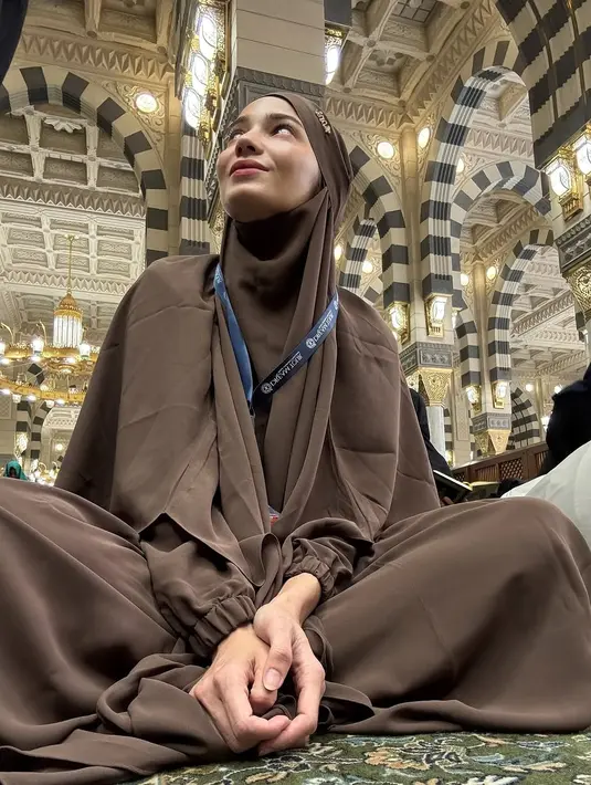 Salah satu tampilannya yang mencuri perhatian adalah ketika ia mengenakan khimar panjang berwarna beige dengan abaya yang serasi, dipadukan dengan kacamata hitam yang menambah kesan stylish tanpa menghilangkan kesan syar’i.  [@enzystoria]