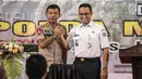 Kapolda Metro Jaya Irjen Idham Azis dan Gubernur DKI Jakarta Anies Baswedan berjabat tangan pada acara peresmian Rumah Susun (Rusun) Promoter Polri di Kebon Jeruk, Jakarta Barat, Rabu (28/11). (Liputan6.com/Faizal Fanani)