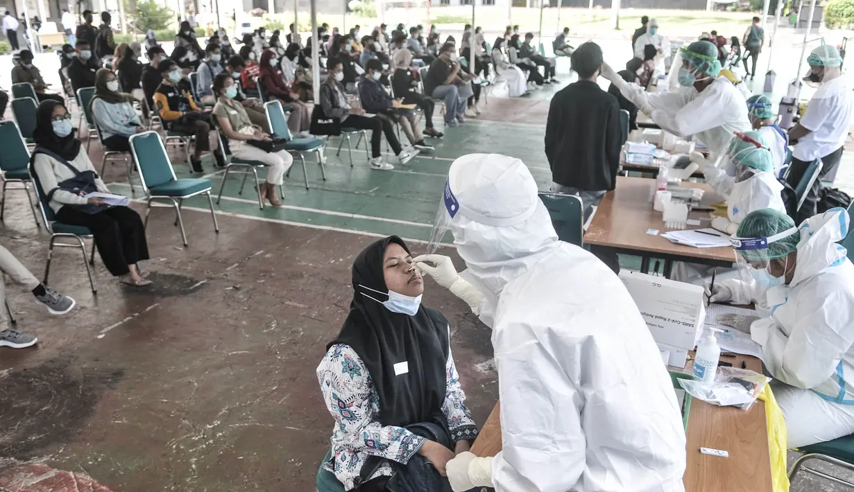 Peserta UTBK SBMPTN 2021 saat menjalani tes swab antigen di Kompleks UNJ, Senin (12/4/2021). Pelaksanaan swab antigen gratis hanya diberikan pada 5.000 peserta dengan ketentuan gelombang I kuota untuk 2.500 peserta dan gelombang II untuk 2.500 peserta.  (merdeka.com/Iqbal S. Nugroho)