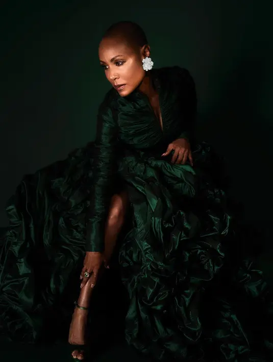 Sementara sang ibu tiba di karpet merah Academy Awards dengan gaun hijau zamrud dari Jean Paul Gaultier sebelum berganti gaun strapless payet emas di After Party Oscar (Foto: Instagram @jadapinkettsmith)