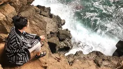 Pemilik tinggi 170 cm ini terlihat sangat tenang ketika menikmati pantai dari atas bukit. Deburan ombak seperti menenangkan pikiran Yuki. Momen Yuki Kato melepas penat dengan melihat laut ini banjir like dan komentar dari netizen. (Liputan6.com/IG/@yukikt)