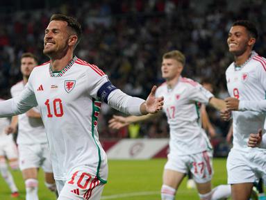 Pemain Wales Aaron Ramsey melakukan selebrasi usai mencetak gol ke gawang Latvia pada pertandingan sepak bola Grup D Kualifikasi Euro 2024 di Stadion Skonto, Riga, Latvia, Senin (11/9/2023). Wales menang 2-0. (AP Photo/Roman Koksarov)