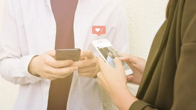 Salah satu kunci untuk membuat bio menarik di dating apps adalah dengan menambahkan sentuhan kreatif.