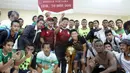 Kegembiraan pemain Bhayangkara Surabaya United di ruang ganti dengan trofi juara Trofeo Kapolda Jatim di Stadion Gelora Delta, Sidoarjo, Minggu (24/4/2016). (Bola.com/Zulfirdaus Harahap)