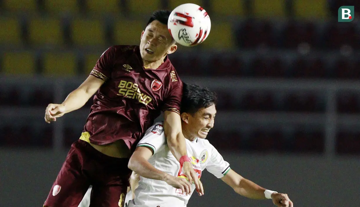 Pemain PS Sleman, Fitrah Ridwan (kanan) duel udara dengan pemain PSM Makassar, Sutanto Tan, pada laga perebutan juara tiga Piala Menpora 2021 di Stadion Manahan, Solo, Sabtu (24/4/2021). (Bola.com/M Iqbal Ichsan)
