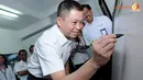 Dirut PT KAI -Ignatius Jonan saat menandatangai peresmian E- Ticketing Monitor Center (Liputan6.com/Faisal R Syam)