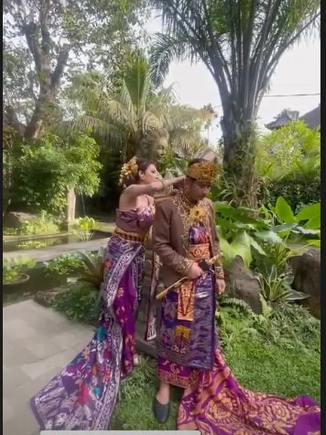 6 Gaya Pemotretan Zikri Daulay dan Ayu Aulia Pakai Baju Adat Bali, Bak Prewedding