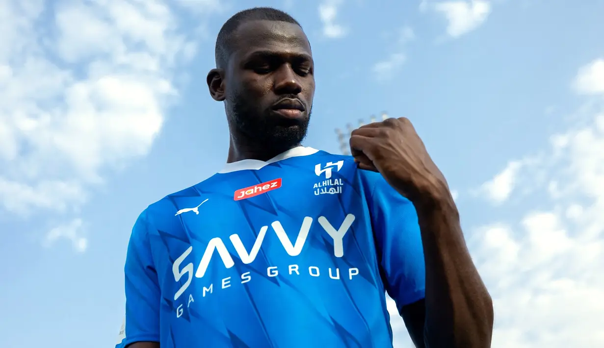 Kalidou Koulibaly didatangkan Al Hilal dari Chelsea dengan nilai transfer 23 juta euro atau setara Rp388 miliar setelah membela The Blues hanya semusim pada 2022/2023. Ia dikontrak Al Hilal selama 3 tahun hingga 30 Juni 2026 dengan bayaran 20 juta euro atau setara Rp338 miliar per-tahun. (AFP/Saudi Pro League)