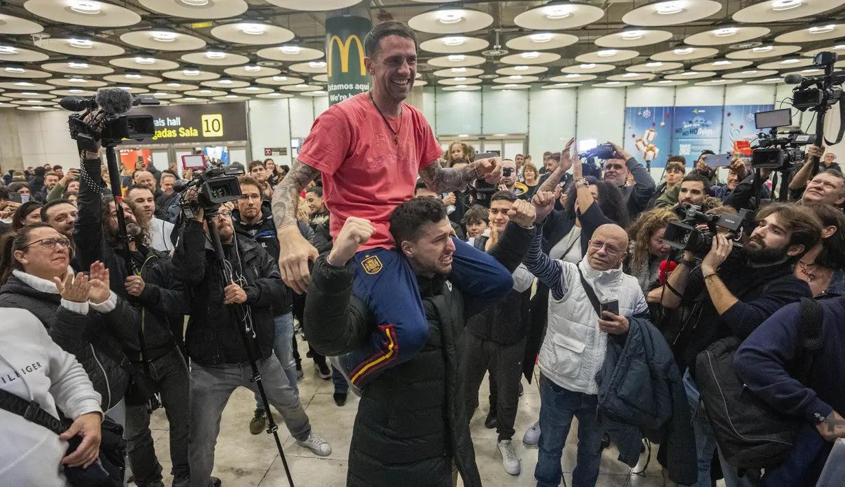 Foto dan video yang memperlihatkan Sanchez di Bandara Barajas Madrid pada hari Selasa menunjukkan reuni yang penuh sukacita dengan teman dan keluarga. (AP Photo/Bernat Armangue)