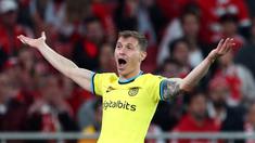 Pemain Inter Milan, Nicolo Barella, melakukan selebrasi saat melawan Benfica pada laga Liga Champions di Stadion the Luz, (11/4/2023). Gelandang tengah tersebut berperan sangat baik di tengah lapangan dengan membantu pertahanan dan juga penyerangan. Barella membuka keunggulan dan meningkatkan kepercayaan diri Inter. (AFP/Patricia de Melo Moreira)