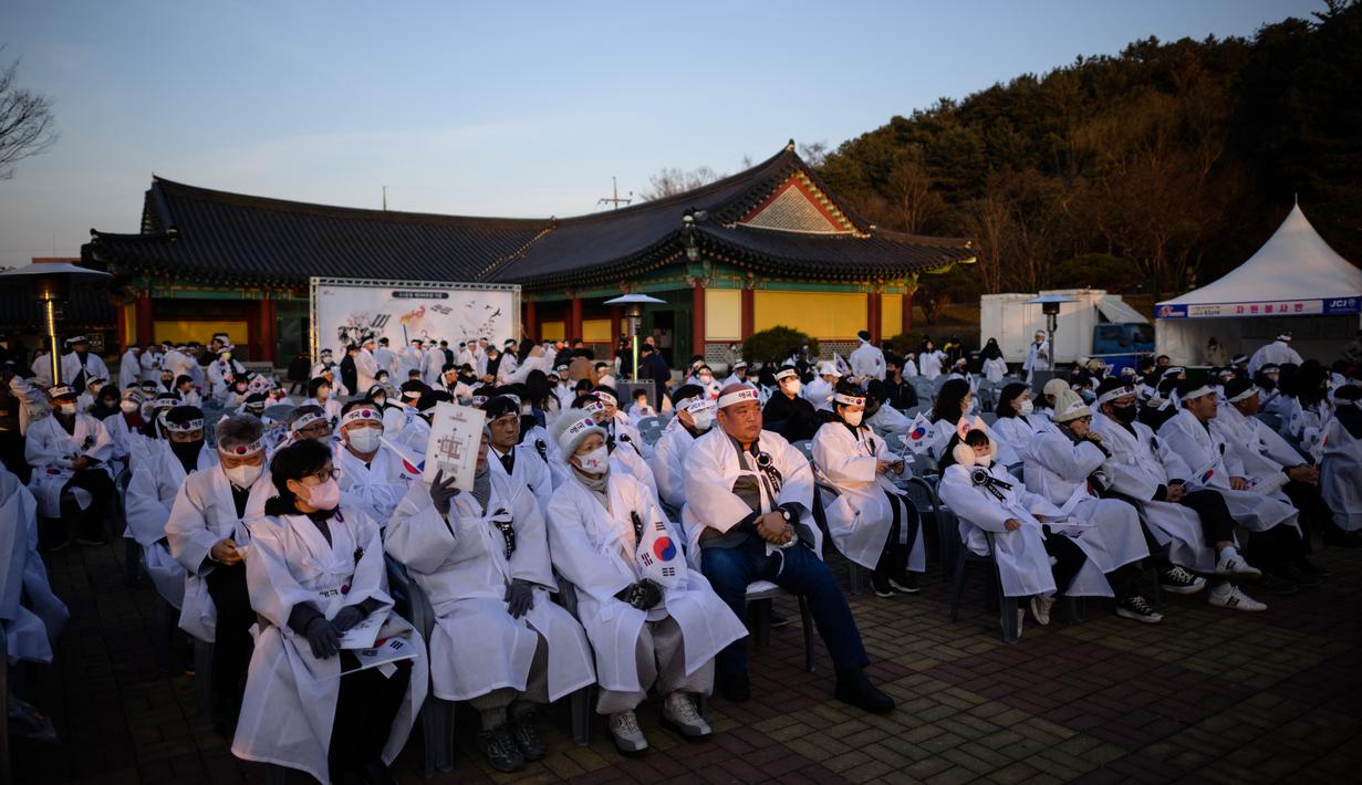 Peserta mengenakan kostum tradisional saat mereka berkumpul untuk merayakan peringatan Gerakan Kemerdekaan 1 Maret di Cheonan, 90 kilometer selatan Seoul pada 28 Februari 2023. Warga Korea Selatan merayakan hari libur peringatan untuk menandai pemberontakan sipil 1919 melawan Pemerintahan kolonial Jepang dari tahun 1910-1945. (AFP/Anthony Wallace)