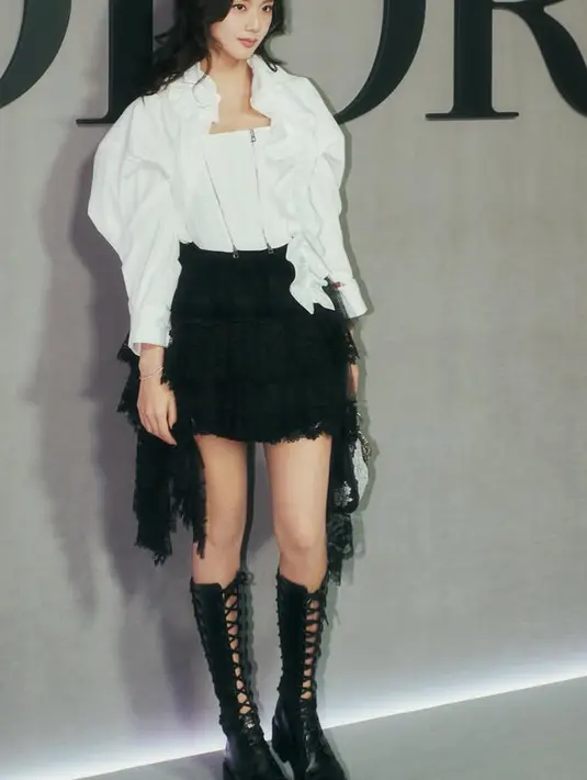 Gayanya semakin stunning dengan mengenakan knee boots hitam.  Boots tersebut memiliki aksen cut out di bagian depan. [@sooyaaa__]