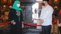 Khofifah disambut Emil Dardak di Surabaya usai pulang ibadah haji. (Dian Kurniawan/Liputan6.com)