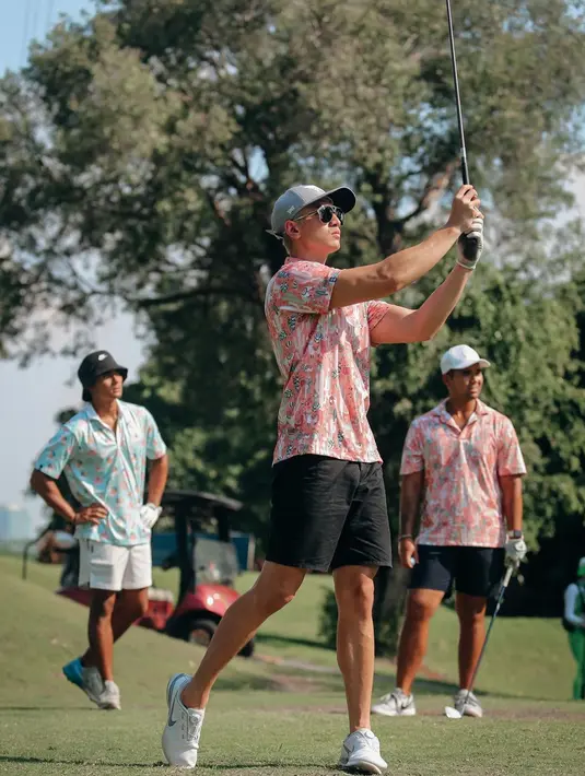Tak sendirian, mantan kekasih Natasha Wilona ini juga bermain golf bersama teman-temannya. Bahkan ia melontarkan pertanyaan, siapa yang jago bermain golf di antara mereka.(Liputan6.com/IG/@bramastavrl)