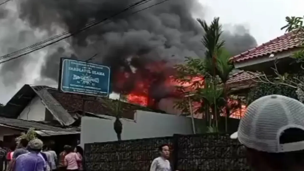 Sebuah asrama putra di Pesantren Al-Kahfi, Kecamatan Jampangkulon, Kabupaten Sukabumi, ludes dilalap si jago merah pada Kamis (31/7/2025). (Ist)