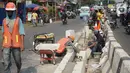 Aktivitas pekerja membuat separator jalan di kawasan Pasar Minggu, Jakarta Selatan, Rabu (23/10/2019). Pembuatan separator permanen tersebut merupakan bagian dari penataan kawasan Pasar Minggu agar lebih tertata dengan rapi. (Liputan6.com/Immanuel Antonius)
