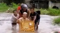 Banjir Landa 5 Kecamatan di Jombang hingga Tradisi Awal Tahun