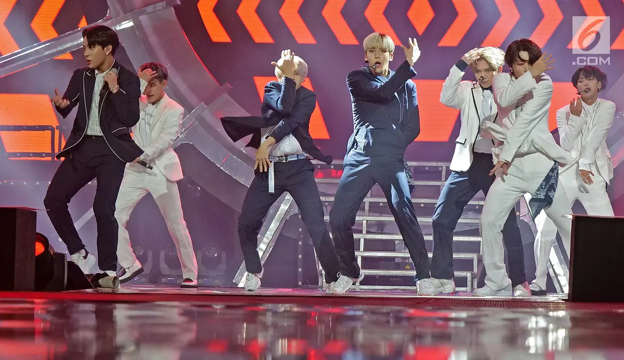 Boy Band asal Korea Ateez menghibur penonton pada Konser "Smartfren Wow" di Istora Senayan, Jakarta, Jumat (20/9/2019). Sebagai penampil pembuka, Ateez langsung memanaskan panggung dengan aksi penuh energik oleh para membernya. (Liputan6.com/Herman Zakharia)