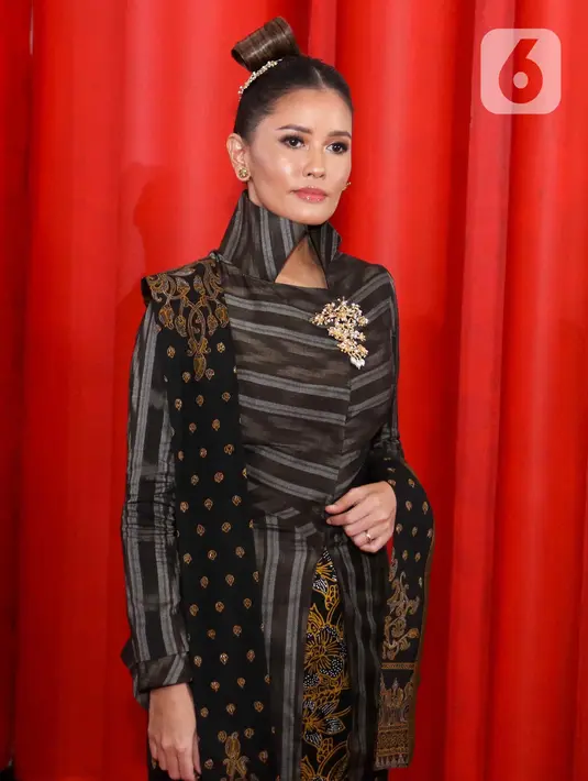 Titi Radjo Padmaja saat berpose di red carpet malam Anugerah Festival Film Indonesia (FFI) 2023 atau Piala Citra di Ciputra Artpreneur, Jakarta, Selasa (14/11/2023). (Liputan6.com/Herman Zakharia)