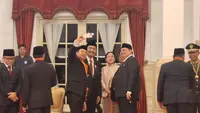 Momen elite Partai Golkar yakni, Airlangga Hartarto, Luhut Binsar Pandjaitan, dan Bambang Soesatyo tampak berswafoto dengan Ketua DPR RI RI sekaligus Ketua DPP PDI Perjuangan (PDIP), Puan Maharani. (Liputan6.com/Lizsa Egeham)
