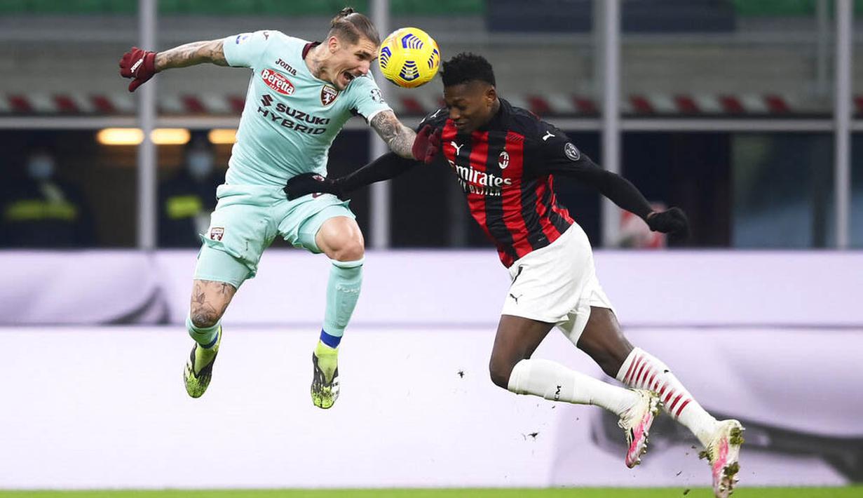 Pemain Torino, Lyanco, menyundul bola saat melawan AC Milan pada laga Liga Italia di Stadion San Siro, Sabtu (9/1/2021). AC Milan menang dengan skor 2-0. (Fabio Ferrari/LaPresse via AP)