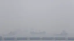 Kabut asap terlihat di daerah pelabuhan di pantai selatan Singapura, Senin (5/10). Indeks Standar Polutan (PSI) kabut asap mencapai angka tertinggi 186 pada jam 4 sore waktu setempat, menurut Badan Lingkungan Nasional. (REUTERS/Edgar Su)