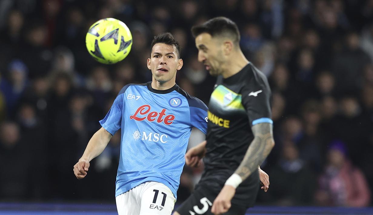 Gelandang Lazio Matias Vecino dan penyerang Napoli Hirving Lozano bersaing pada giornata ke-25 Liga Italia di Stadion Diego Armando Maradona, Sabtu (4/3/2023) dini hari WIB.  Pasukan Luciano Spalletti kalah 0-1 dari skuad racikan Maurizio Sarri.  (Alessandro Garofalo/LaPresse via AP)