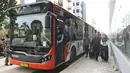 Bus Metrotrans menunggu penumpang pada hari pertama uji coba di Stasiun Sudirman Baru, Jakarta, Kamis (28/12). Bus Metrotrans memiliki kapasitas penumpang duduk sebanyak 41, sedangkan berdiri sekitar 27 orang. (Liputan6.com/herman Zakharia)