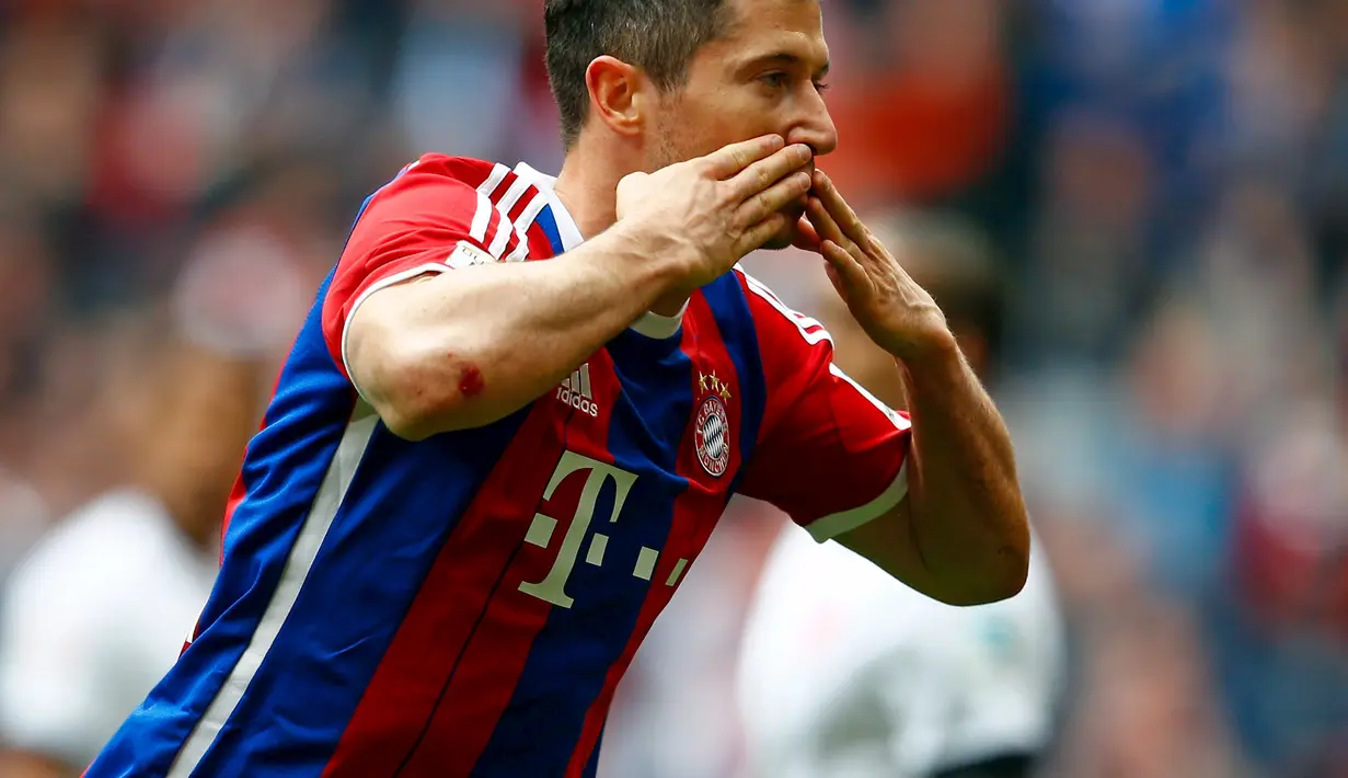 Selebrasi Robert Lewandoski setelah berhasil mencetak gol pertama ke gawang Eintracht Frankfurt (REUTERS/Michael Dalder) 